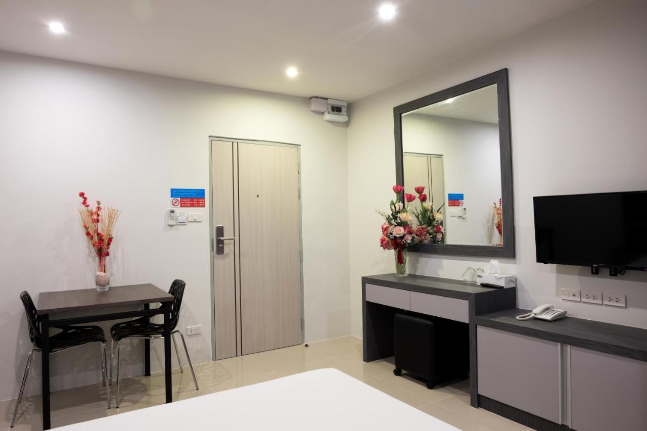 Db Plus 5 Bangkok Buitenkant foto